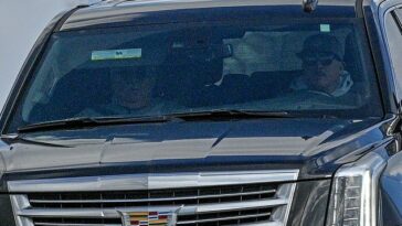 Las fotos exclusivas de DailyMail.com muestran a Julie, de 49 años, llegando al Centro Médico Federal (FMC) en Lexington, Kentucky, con su padre Harvey y un conductor desconocido en un Cadillac Escalade negro.
