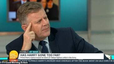 El corresponsal veterano y editor real de ITV, Chris Ship, pareció sorprendido por el contenido del libro de Harry.