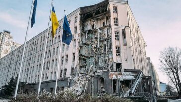 Los misiles han alcanzado Kyiv, dijo el alcalde de la ciudad, mientras los servicios de emergencia asistían al lugar.  En la imagen: un ataque con misiles en un edificio de hotel en Kyiv ayer que mató a una persona e hirió a 20