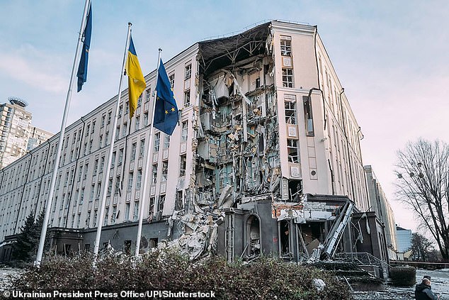 Los misiles han alcanzado Kyiv, dijo el alcalde de la ciudad, mientras los servicios de emergencia asistían al lugar.  En la imagen: un ataque con misiles en un edificio de hotel en Kyiv ayer que mató a una persona e hirió a 20