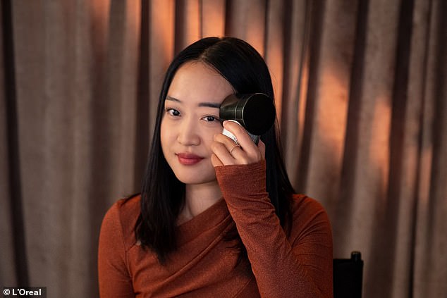 L'Oréal lanza dispositivo Brow Magic que usa realidad aumentada para dibujar cejas