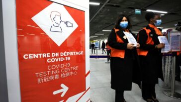 La UE considera alinearse con los pasajeros de China a medida que aumentan los casos de COVID