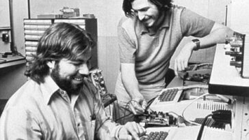 El camino de la compañía hacia la cima de la industria de la tecnología ha sido difícil, ya que Jobs (en la foto de la derecha en 1976) dejó la empresa a mediados de la década de 1980 después de que su proyecto favorito, la primera computadora Macintosh, tuviera problemas y él intentara desbancarla. director ejecutivo John Sculley.  Wozniak se muestra a la izquierda