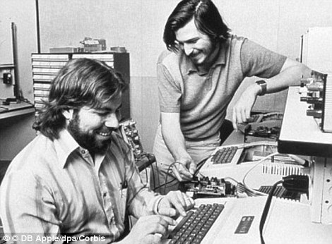 El camino de la compañía hacia la cima de la industria de la tecnología ha sido difícil, ya que Jobs (en la foto de la derecha en 1976) dejó la empresa a mediados de la década de 1980 después de que su proyecto favorito, la primera computadora Macintosh, tuviera problemas y él intentara desbancarla. director ejecutivo John Sculley.  Wozniak se muestra a la izquierda