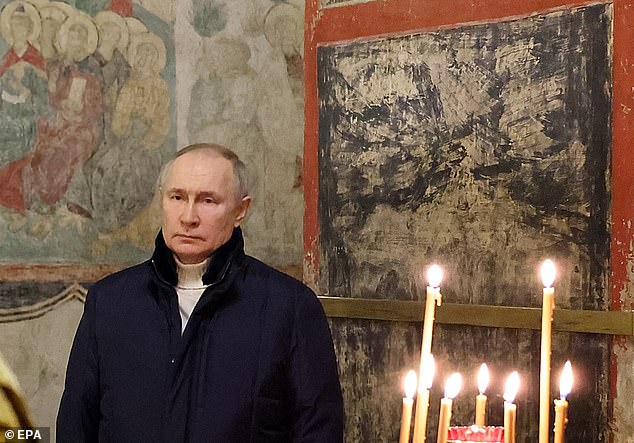El presidente ruso, Vladimir Putin, asiste a un servicio de Navidad en la Catedral de la Anunciación en el Kremlin en Moscú, Rusia, el 6 de enero de 2023.