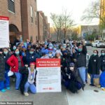La ciudad de Nueva York se enfrenta a una "calamidad de salud pública enorme" mientras las enfermeras de los hospitales de Mount Sinai planean una huelga