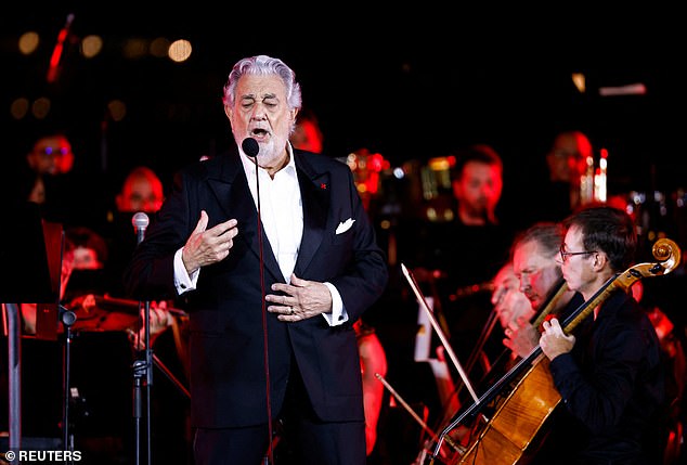 El cantante de ópera español Plácido Domingo se presenta durante el concierto del 25 aniversario de Joseph Calleja en Fort Manoel en la isla Manoel en el puerto Marsamxett de La Valeta en Malta en 2022
