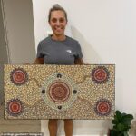 La estrella de cricket indígena australiana Ash Gardner, fotografiada con una pintura de puntos que ella misma pintó, ha hablado sobre el trauma que el Día de Australia es para ella y su gente.