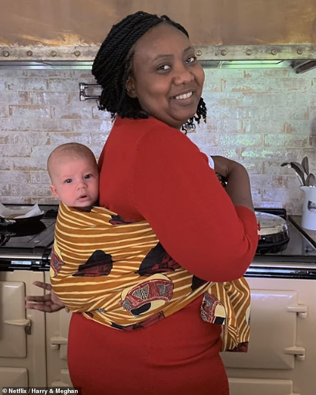 Lorren Khumalo (en la foto con el bebé Archie en Frogmore Cottage) fue contratada por la pareja en 2019 cuando Archie aún era un bebé.