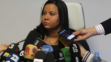 La ex esposa y agente Dinorah aquí fotografiada en una conferencia de prensa en Barcelona en 2015