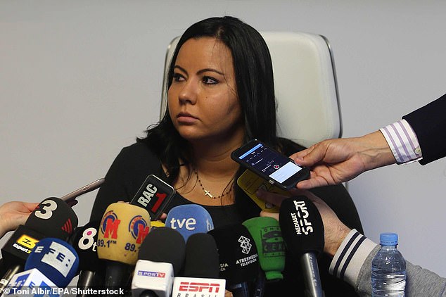 La ex esposa y agente Dinorah aquí fotografiada en una conferencia de prensa en Barcelona en 2015