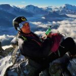Julian Sands aparece sentado en la cima de la montaña Weisshorn en los Alpes suizos.