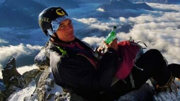 Julian Sands aparece sentado en la cima de la montaña Weisshorn en los Alpes suizos.