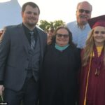 Paul Woodward, atrás a la derecha, fotografiado con su hijo Redmond, a la izquierda, su esposa Patricia, al centro y su hija, Harley, en su graduación de la escuela secundaria.