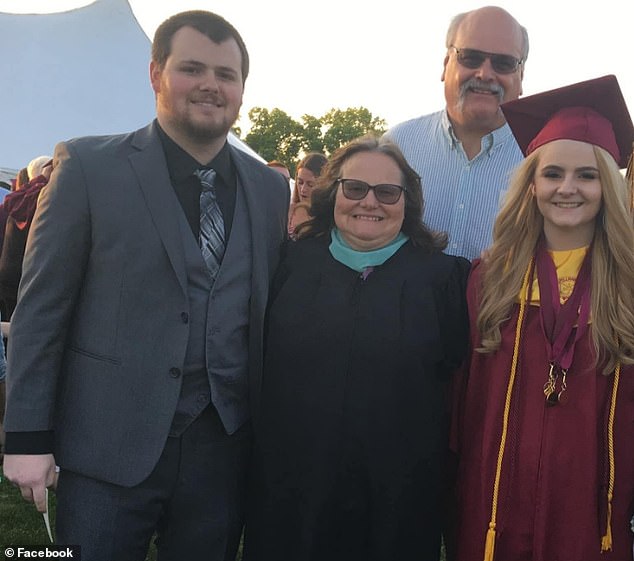 Paul Woodward, atrás a la derecha, fotografiado con su hijo Redmond, a la izquierda, su esposa Patricia, al centro y su hija, Harley, en su graduación de la escuela secundaria.