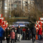 La gente en China reza por la salud durante el Año Nuevo chino a medida que aumenta el número de muertos por COVID-19