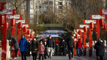 La gente en China reza por la salud durante el Año Nuevo chino a medida que aumenta el número de muertos por COVID-19