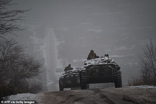 La guerra de Vladimir Putin en Ucrania no está cerca de terminar, y continuará prolongándose y volviéndose aún más sangrienta, advirtió el exjefe de la Marina Real, el almirante Lord Alan West.  En la imagen: los soldados ucranianos conducen vehículos blindados por una carretera helada en la región de Donetsk.