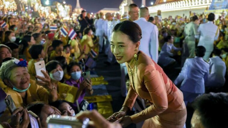 La hija del rey tailandés permanece inconsciente semanas después de colapsar