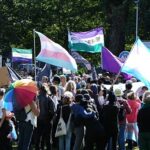 Los manifestantes ondean banderas y sostienen pancartas durante una protesta en Brighton el año pasado.