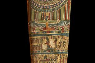 La momia del 'niño de oro' había sido colocada dentro de dos ataúdes.  En la imagen: el ataúd exterior