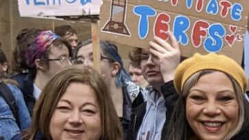 La diputada del SNP Kirsten Oswald (izquierda) y el diputado Kaukab Stewart (derecha) fueron fotografiados frente al letrero el sábado.  Ambos condenaron posteriormente la señal.