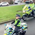 La policía sorprendió a Harry Farrell, de cinco años, cuyo padre falleció trágicamente, al permitirle liderar un desfile de motociclistas.