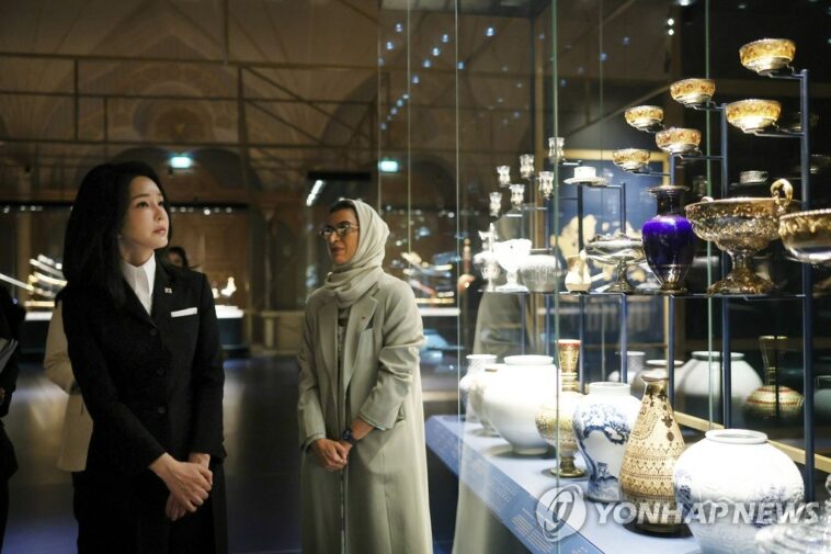 First lady meets with UAE president&apos;s mother, culture minister