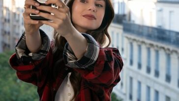 Emily in Paris representa a una joven estadounidense, Emily, interpretada por la actriz británica Lily Collins, que se muda de Chicago a París para comenzar un trabajo de marketing.