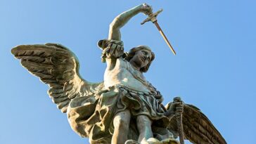 Por lo general, se ve a San Miguel portando una espada debido a sus afiliaciones católicas para proteger el reino celestial del paganismo y el diablo.