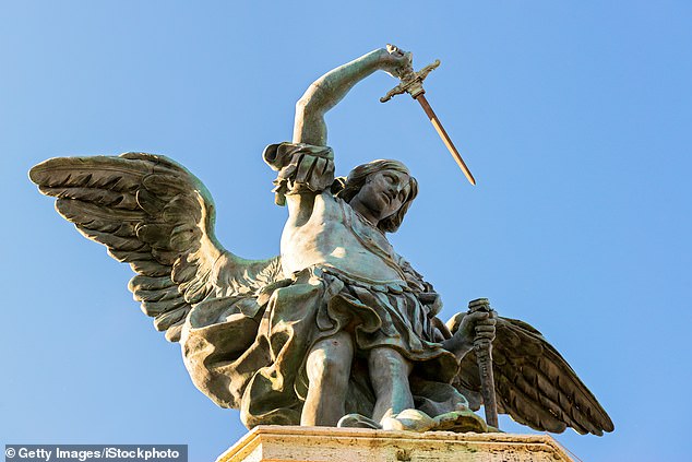 Por lo general, se ve a San Miguel portando una espada debido a sus afiliaciones católicas para proteger el reino celestial del paganismo y el diablo.