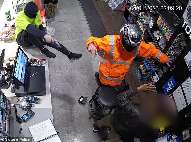 Las imágenes de CCTV muestran a dos hombres robando el suministro de cigarrillos y vape de una estación de servicio amenazando al trabajador con un cuchillo de cocina grande y una pistola.