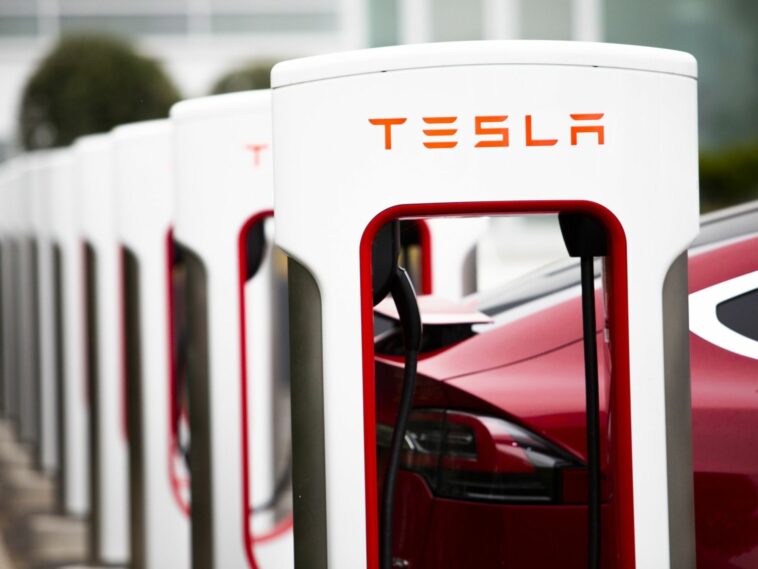 Las acciones de Tesla caen un 13 por ciento por preocupaciones sobre el crecimiento
