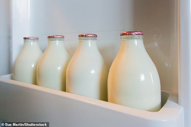 En experimentos en los EE. UU., se descubrió que el vidrio y el plástico son los mejores para preservar el sabor y la frescura de la leche (foto de archivo)