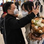 Las familias se reúnen en China cuando llegan vuelos de Canadá, Singapur y otros países
