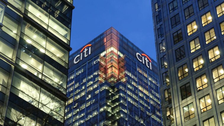Las ganancias del cuarto trimestre de Citigroup disminuyen un 21 % debido a que el banco reserva más dinero para pérdidas crediticias