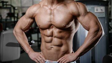 Desarrollar músculo alrededor de los pectorales y los bíceps puede ayudar a los hombres a aumentar su nivel de atractivo, siempre que sean altos.  Es menos probable que funcione para los hombres que son más bajos, según el nuevo estudio (foto de archivo)
