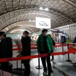 Las restricciones de viaje se acumulan a medida que China golpeada por COVID se prepara para reabrir