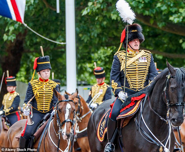 La mayor Francesca Sykes (derecha) lidera la Tropa del Rey de la Artillería Real a Caballo durante una ceremonia Trooping the Colour