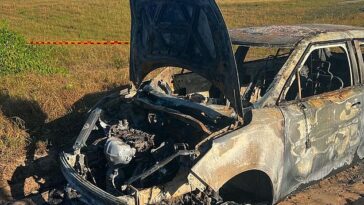 El vehículo eléctrico MG robado y bombardeado de Melissa Hoyer, ícono de estilo y estrella de televisión, yace abandonado en la aldea aborigen Ngaru en Yamba después de que fuera robado a las 3 a.m. y luego bombardeado.