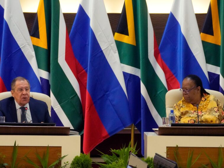 Lavrov de Rusia en Sudáfrica para conversaciones en medio de debate occidental