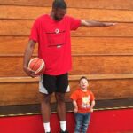 Tenía una forma rara de enanismo primordial (en la foto con el jugador de baloncesto estadounidense Michael Holyfield, que mide 2,11 metros)