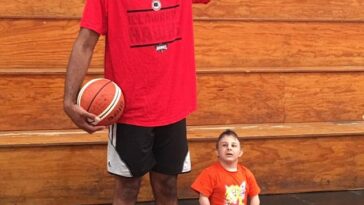 Tenía una forma rara de enanismo primordial (en la foto con el jugador de baloncesto estadounidense Michael Holyfield, que mide 2,11 metros)