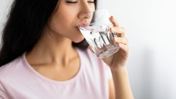 La deshidratación causa problemas a corto plazo, como mareos, cansancio y dolores de cabeza.