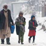 Los afganos que se enfrentan al frío intenso se enfrentan a una dura elección: comida o calor