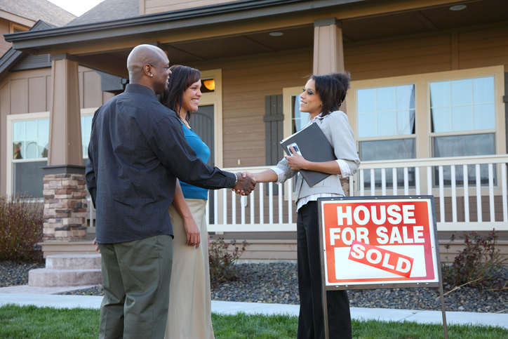 Los agentes inmobiliarios blancos ganan 3 veces más que los agentes negros: Informe |  La crónica de Michigan
