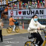 Los bulliciosos mercados de Wuhan celebran el Año Nuevo chino, pero el dolor persiste