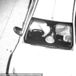 Un conductor fue multado después de que el pasajero del asiento delantero fuera sorprendido sosteniendo a un niño en su regazo (en la foto)