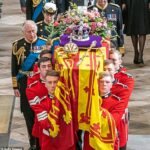 Se han expuesto condiciones vergonzosas en los cuarteles donde los portadores del féretro del Ejército que llevaron el féretro de la Reina se quedaron antes de su funeral.  En la foto: portadores del féretro que llevan el ataúd de la reina Isabel II el 19 de septiembre de 2022