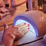 Las lámparas de uñas UV, un accesorio común en los salones de uñas, utilizan un espectro particular de luz UV para endurecer el esmalte en gel o laca (esmalte en gel mezclado con esmalte regular).  Pero los investigadores de la Universidad de California en San Diego dicen que se han subestimado sus impactos en la salud
